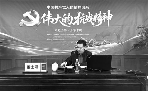 董士君讲述教材里的峥嵘岁月 记者 王晓峰 隋东跃 摄